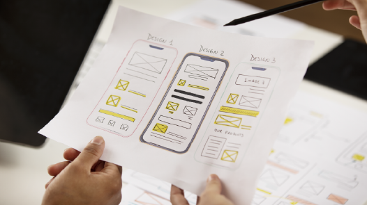 Papel con mockups de tres pantallas de móvil
