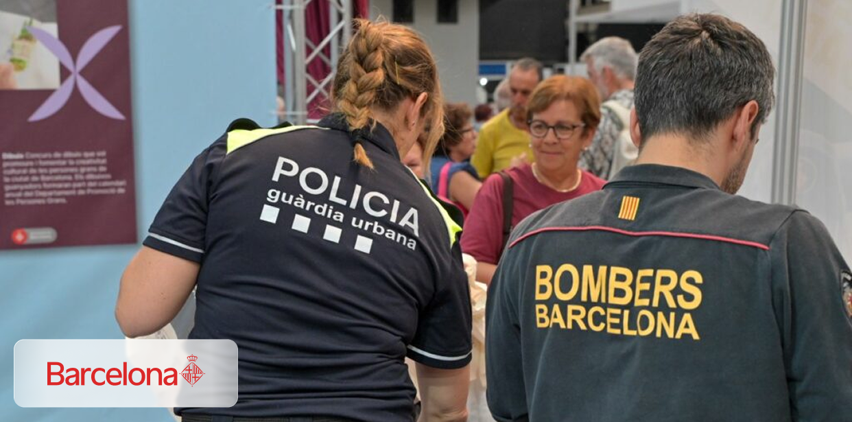 Agentes de la Guàrdia Urbana y Bombers de Barcelona en servicio en las calles de la ciudad