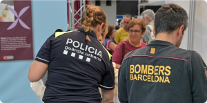 Agentes de la Guàrdia Urbana y Bombers de Barcelona en servicio en las calles de la ciudad