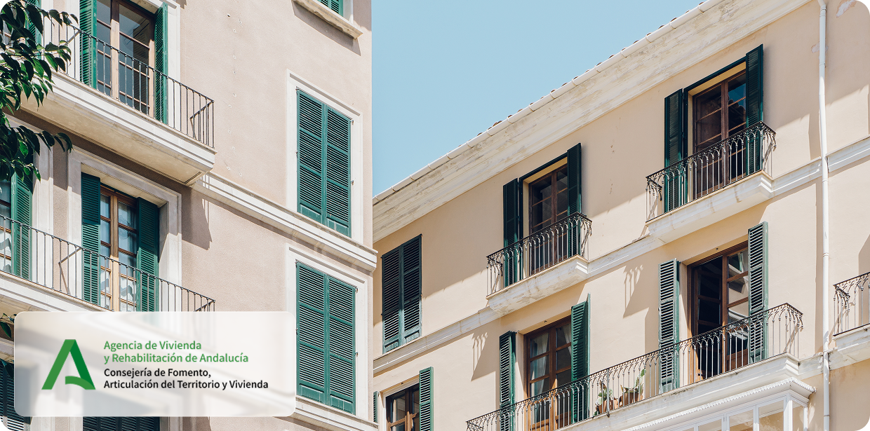 Edificio de vivienda pública rehabilitada gestionada por la Agencia de Vivienda y Rehabilitación de Andalucía