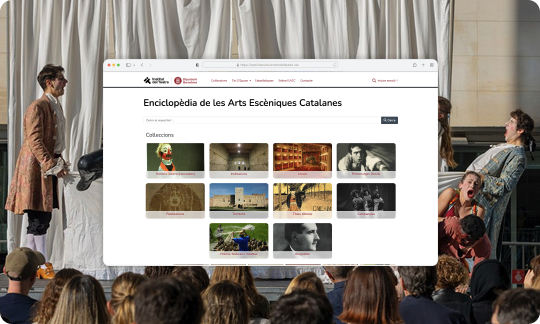Mockup de un ordenador portátil con la web de la Enciclopèdia de les Arts Escèniques Catalanes en un escenario teatral.