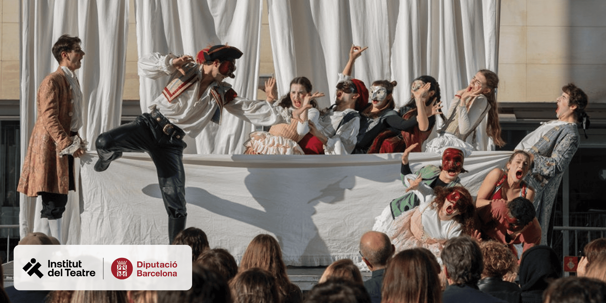 Actores con vestuario de época representan una escena sobre un escenario con telón blanco, ante el público, con los logotipos del Institut del Teatre y de la Diputació de Barcelona