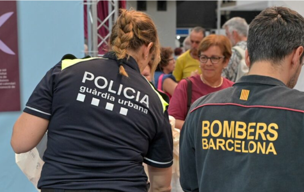 Guàrdia Urbana y Bombers de Barcelona Agentes de la Guàrdia Urbana y Bombers de Barcelona en servicio en las calles de la ciudad